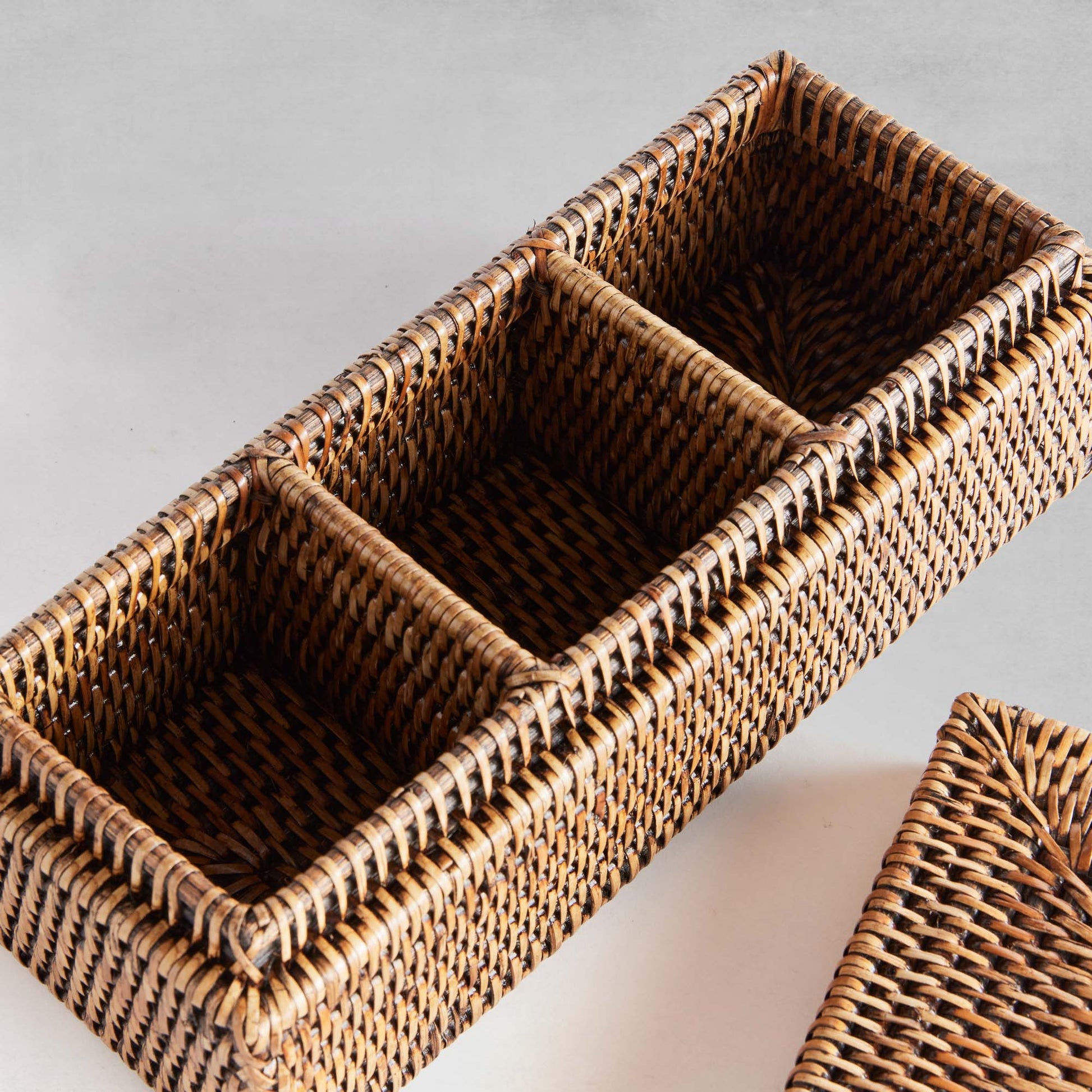 Warm brown rattan 3-compartment lidded box - stylish home accent (Image3).