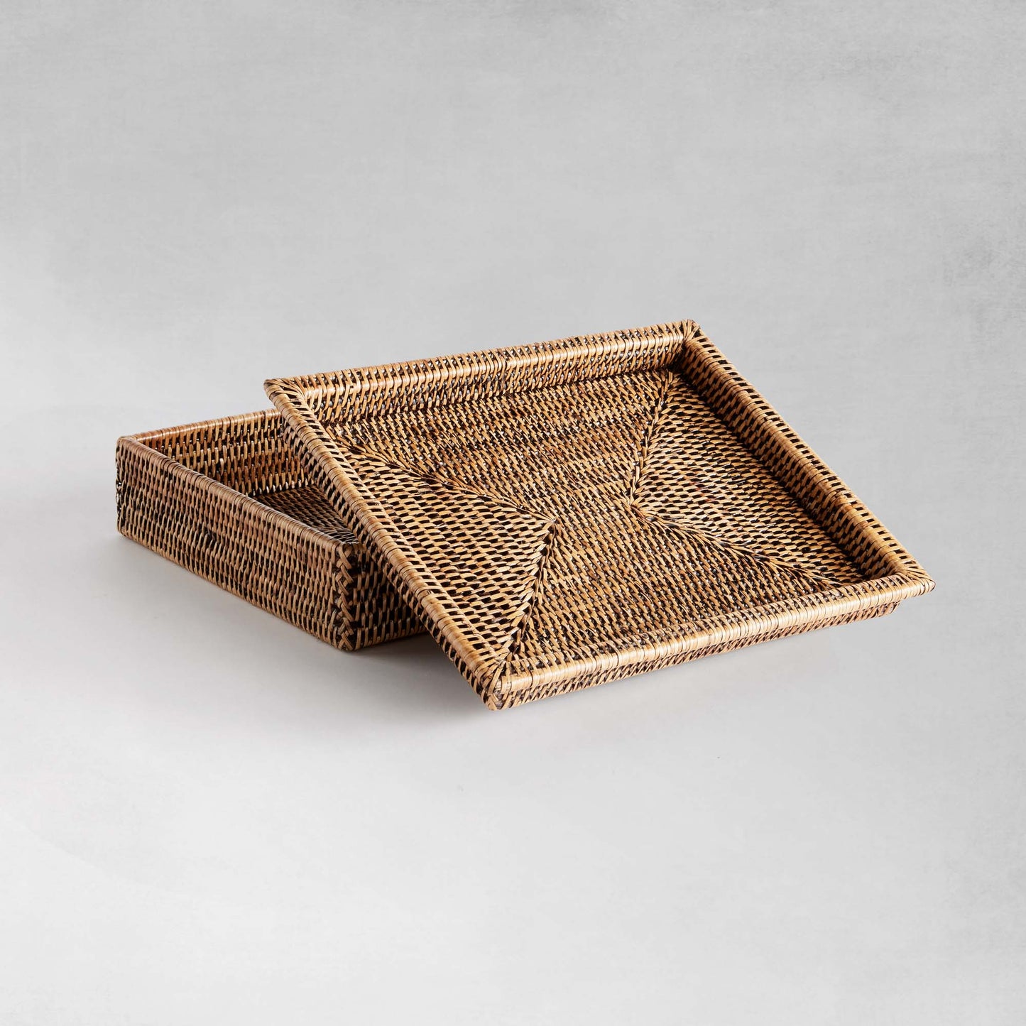 Warm brown rattan lidded letter box - stylish home accent (Image4).