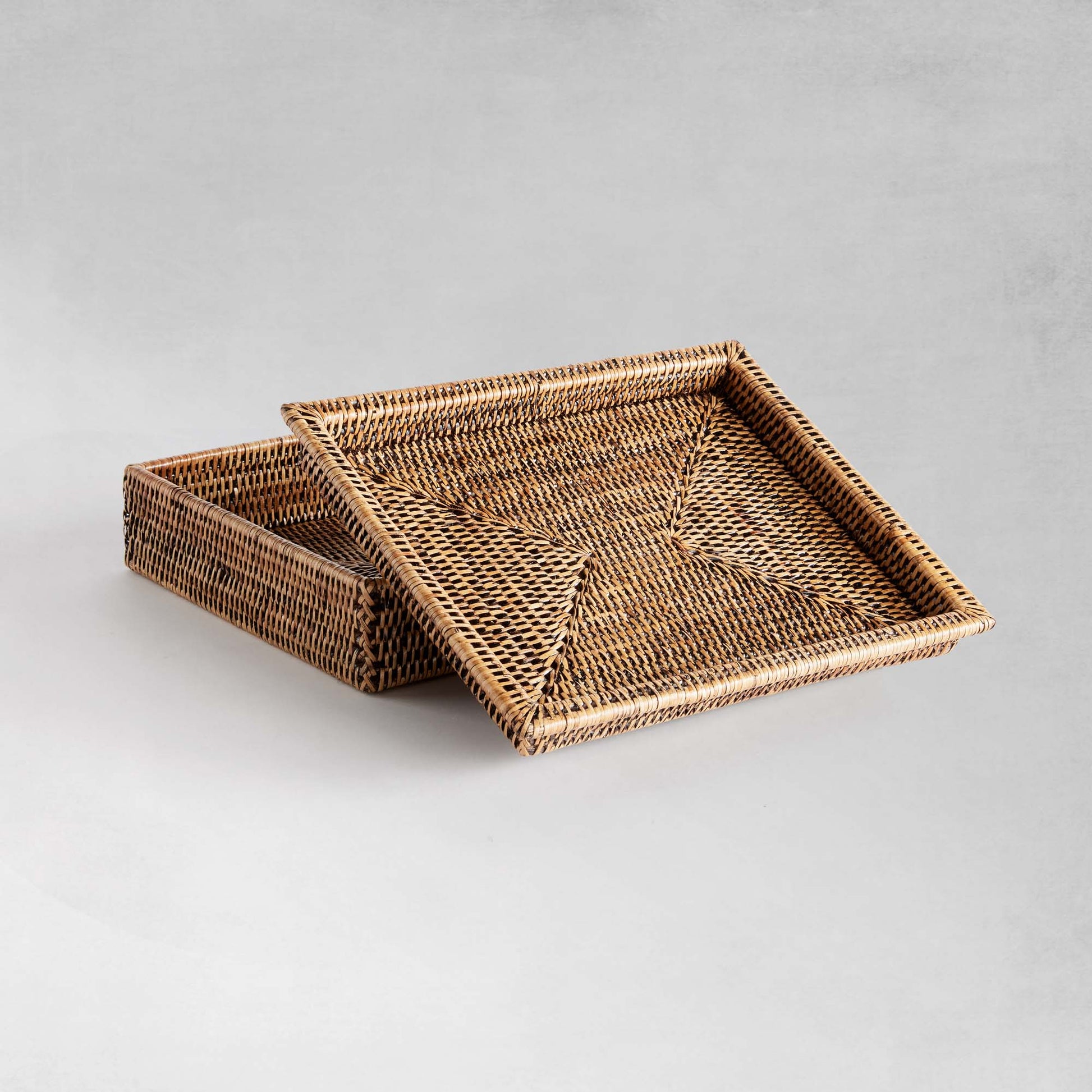 Warm brown rattan lidded letter box - stylish home accent (Image4).