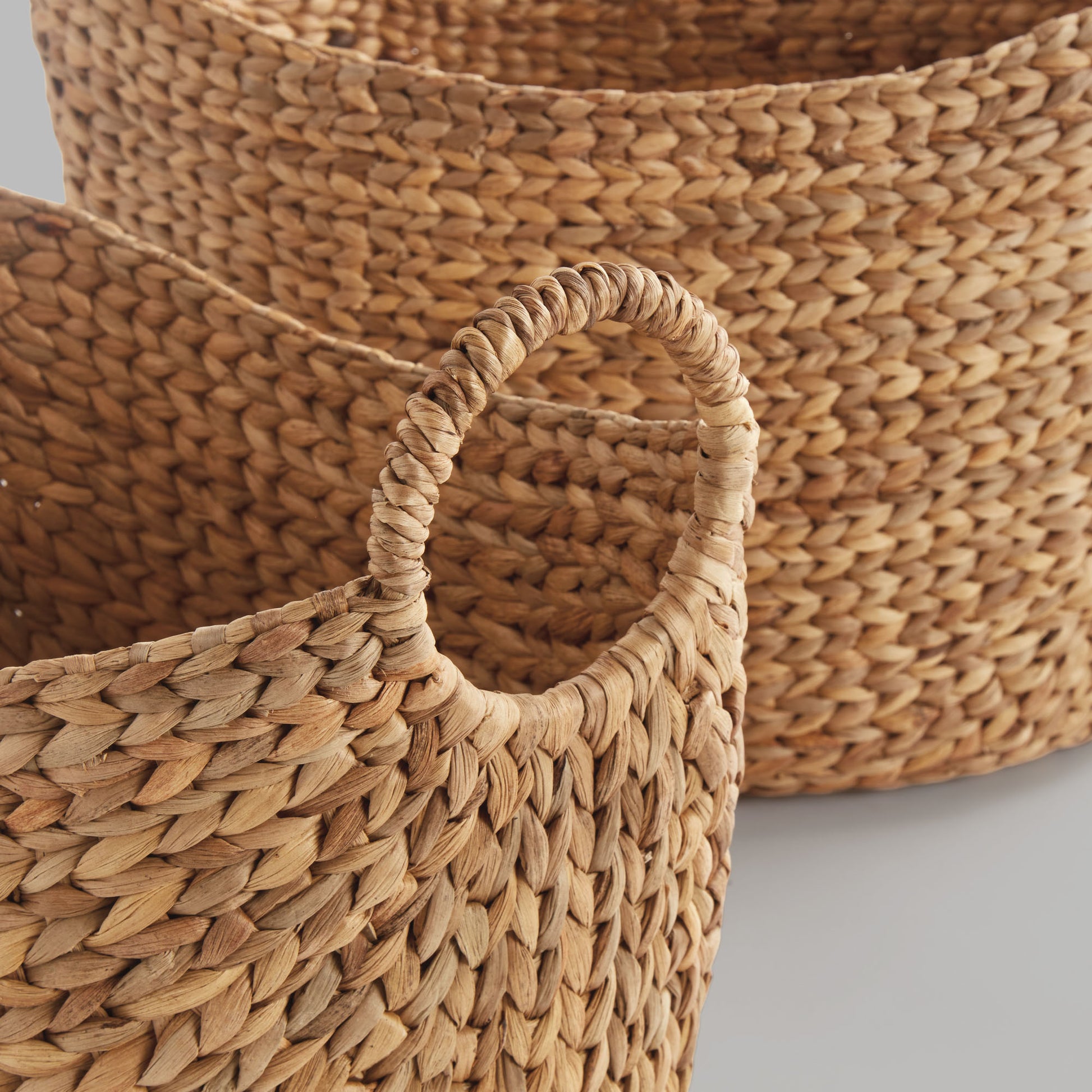 Water hyacinth baskets with handles (set of 2) - stylish home accent (Image2).
