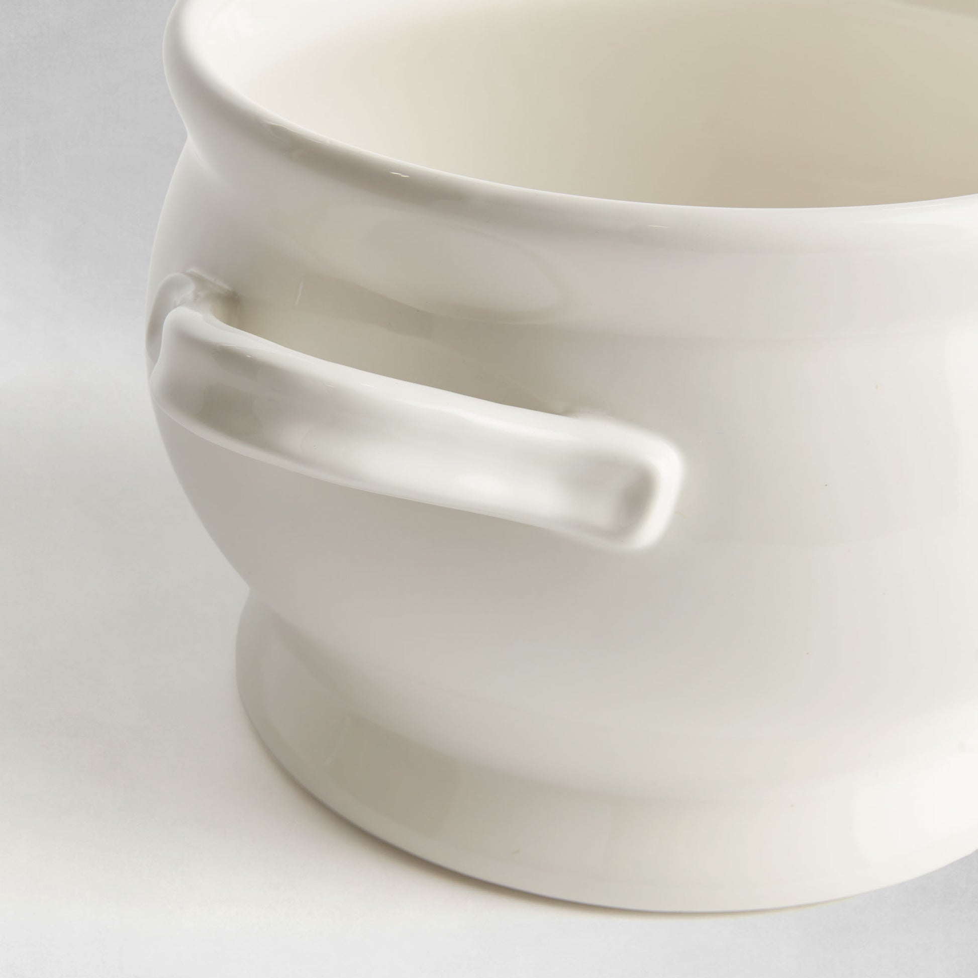 White ceramic footed bowl - stylish home accent (Image4).