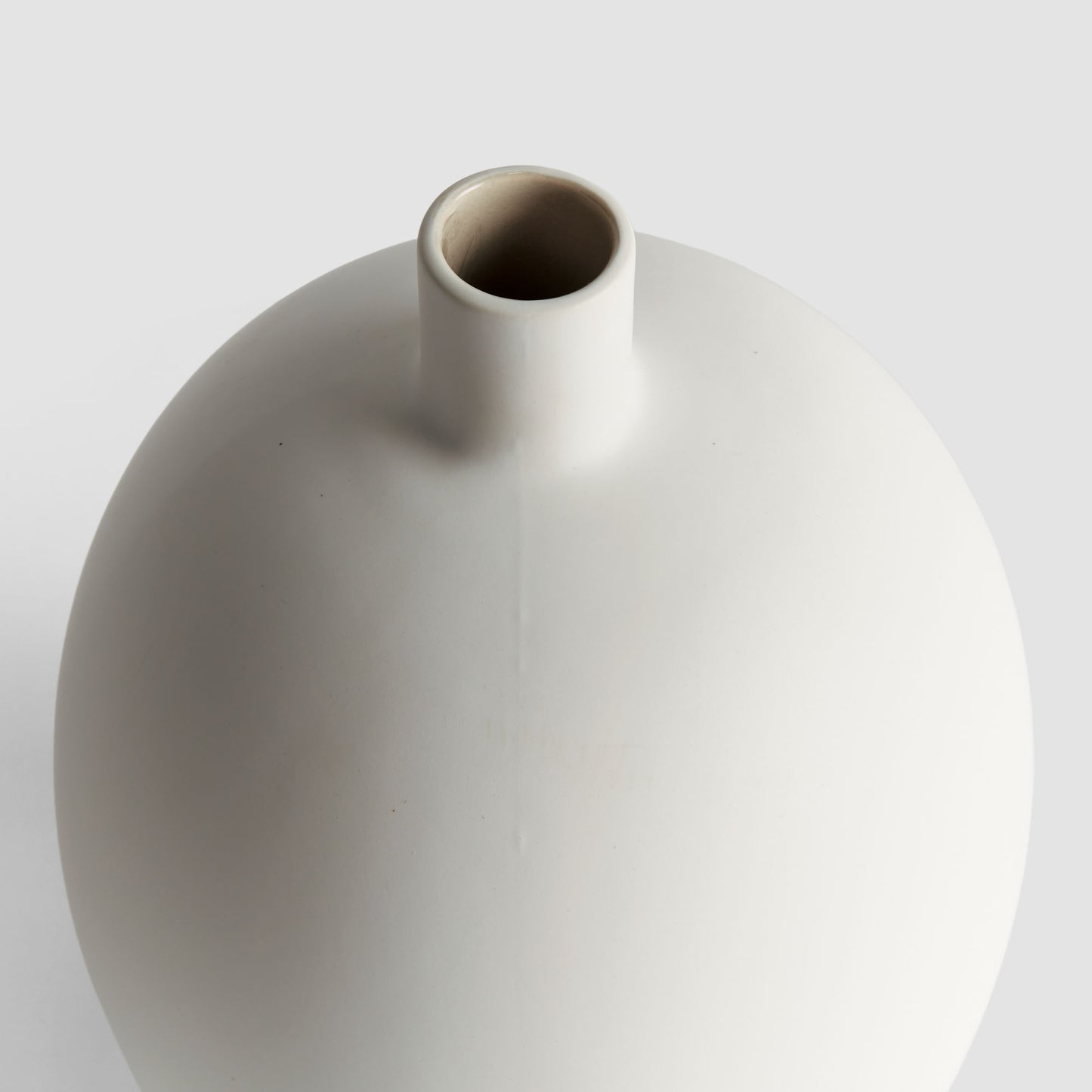 White stoneware medium vase - stylish home accent (Image2).