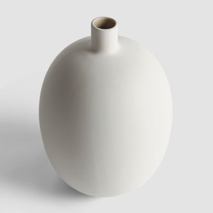 White stoneware medium vase - stylish home accent (Image3).