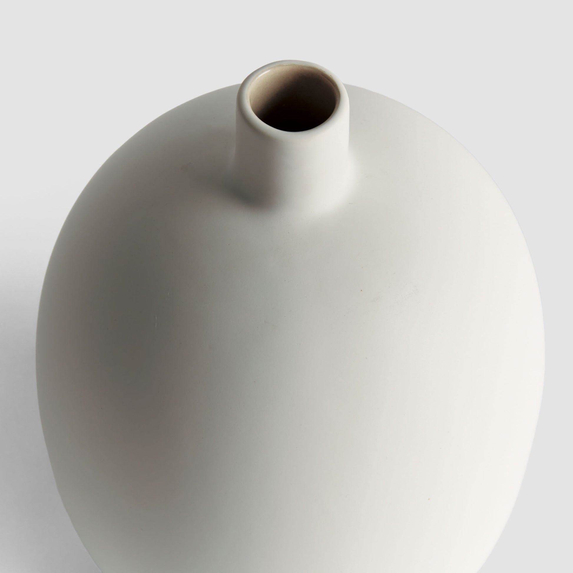 White stoneware small vase - stylish home accent (Image2).