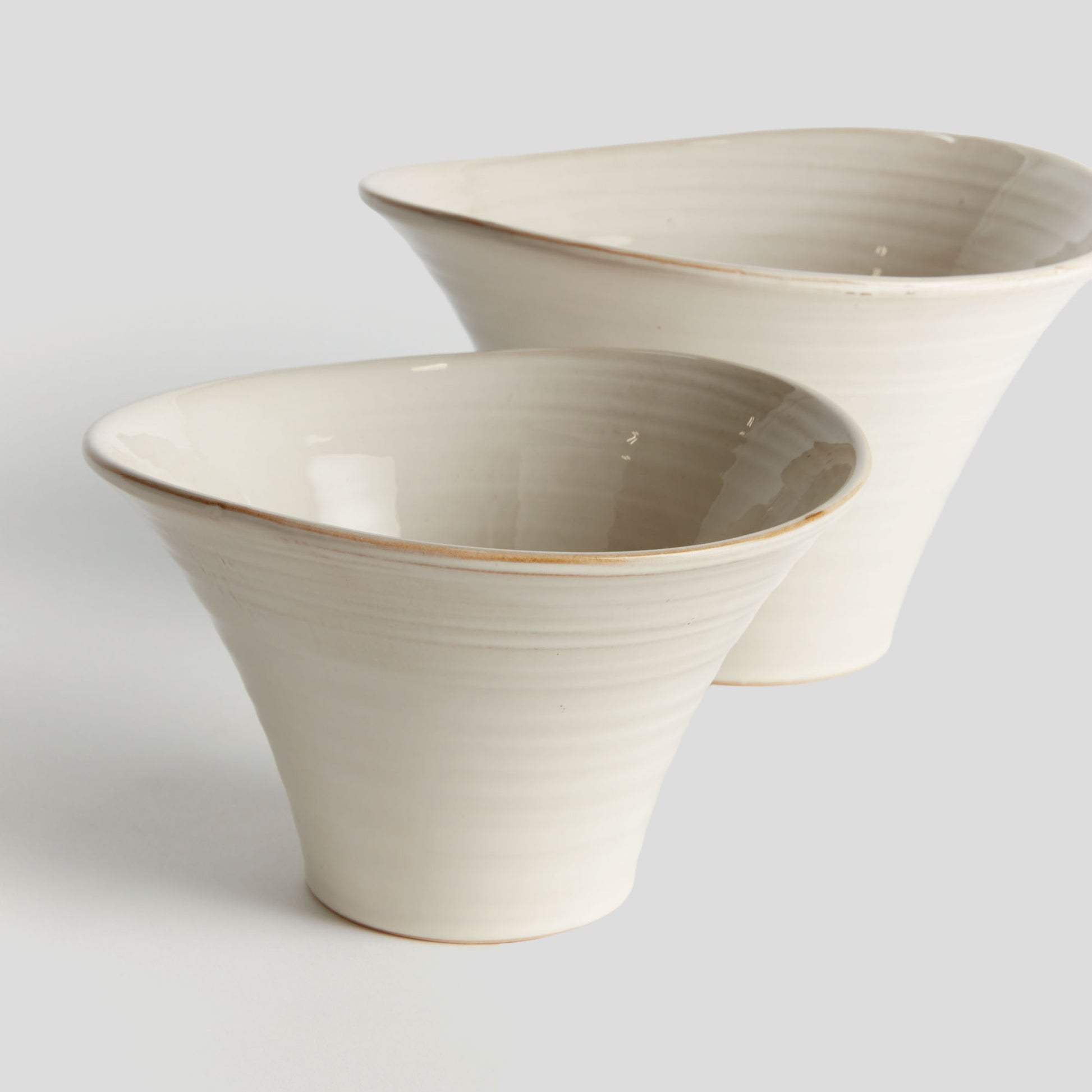 White textured stoneware pots (set of 2) - stylish home accent (Image3).