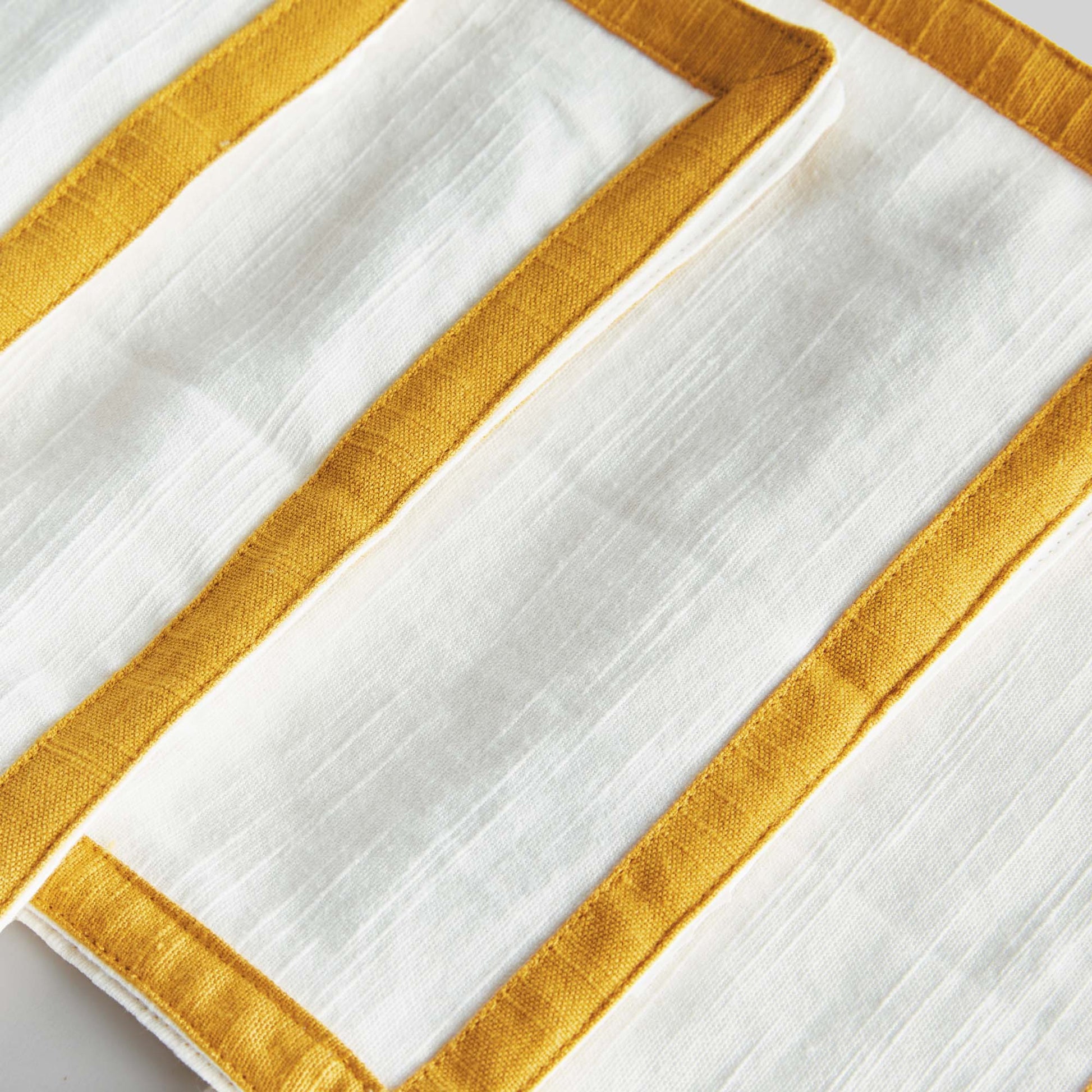 White with yellow honey border cotton cocktail napkins (set of 4) - stylish home accent (Image3).
