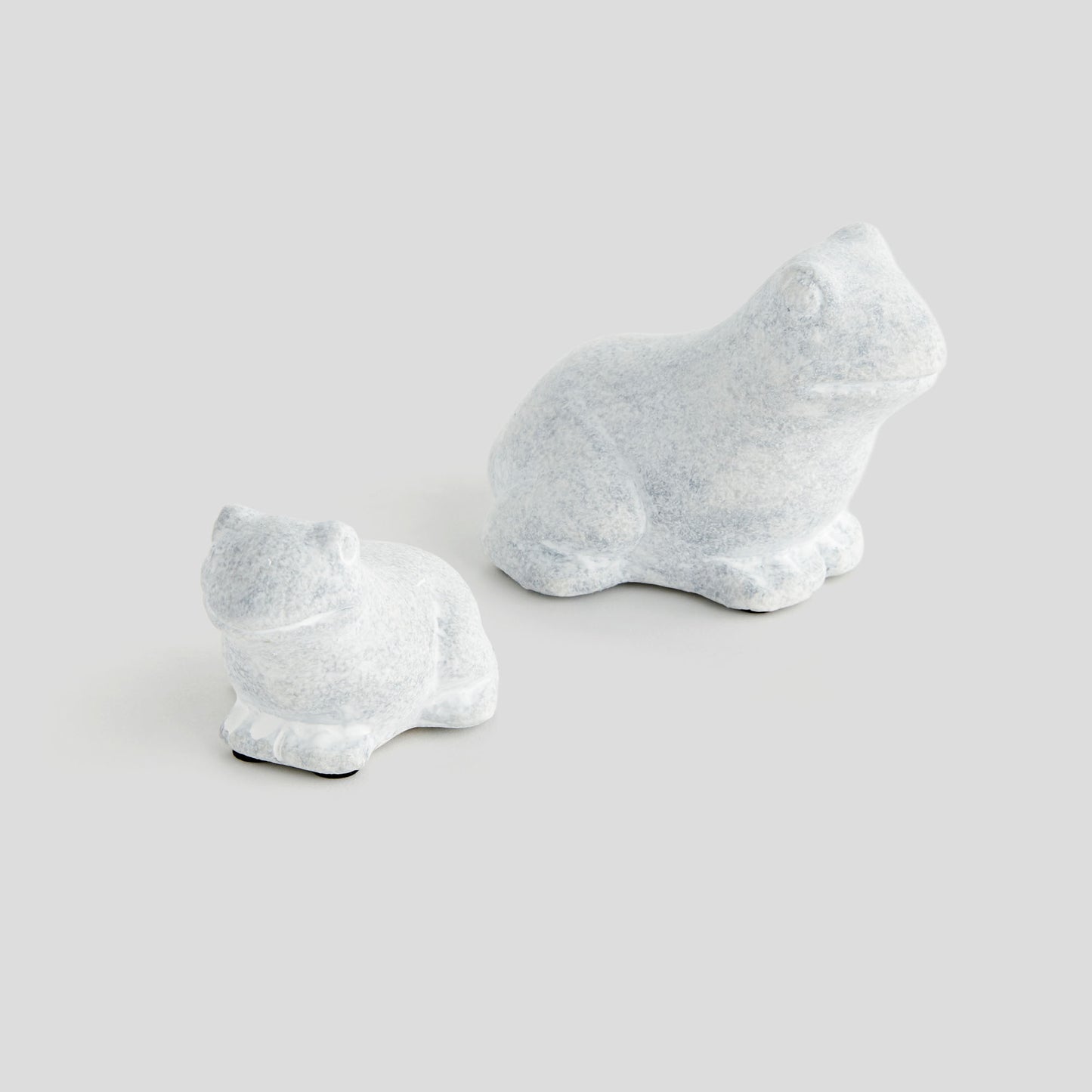 Whitewash concrete frog sculptures (set of 2) - stylish home accent (Image3).