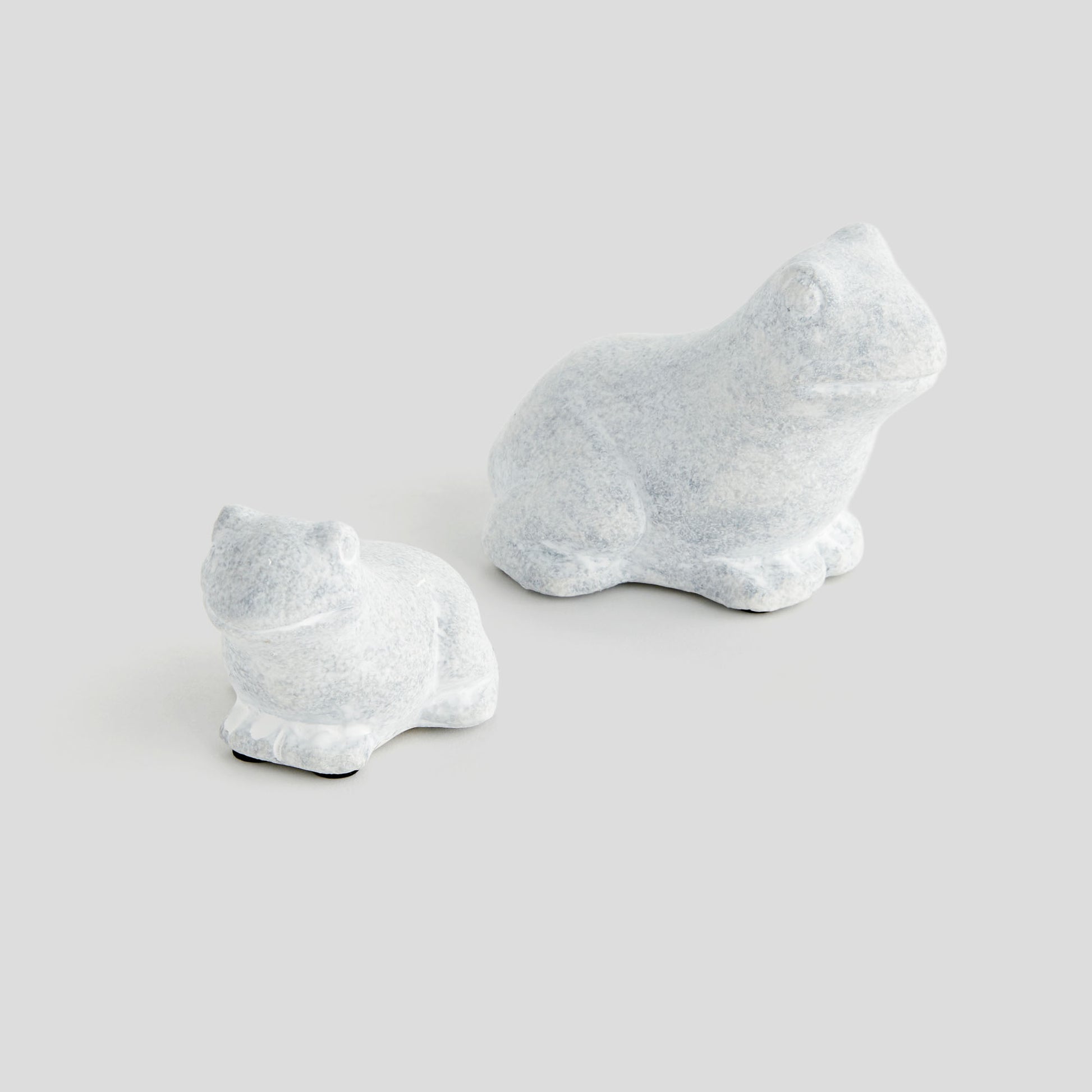Whitewash concrete frog sculptures (set of 2) - stylish home accent (Image3).
