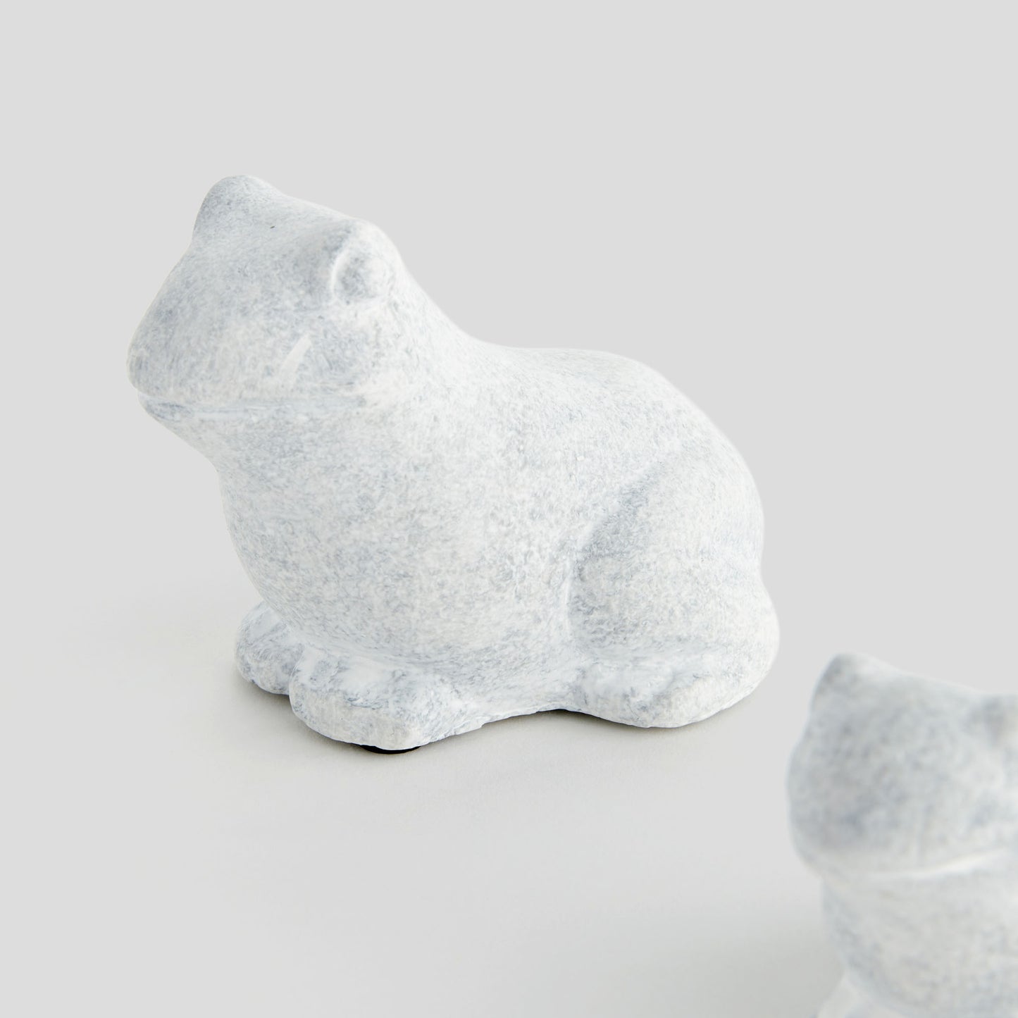 Whitewash concrete frog sculptures (set of 2) - stylish home accent (Image4).