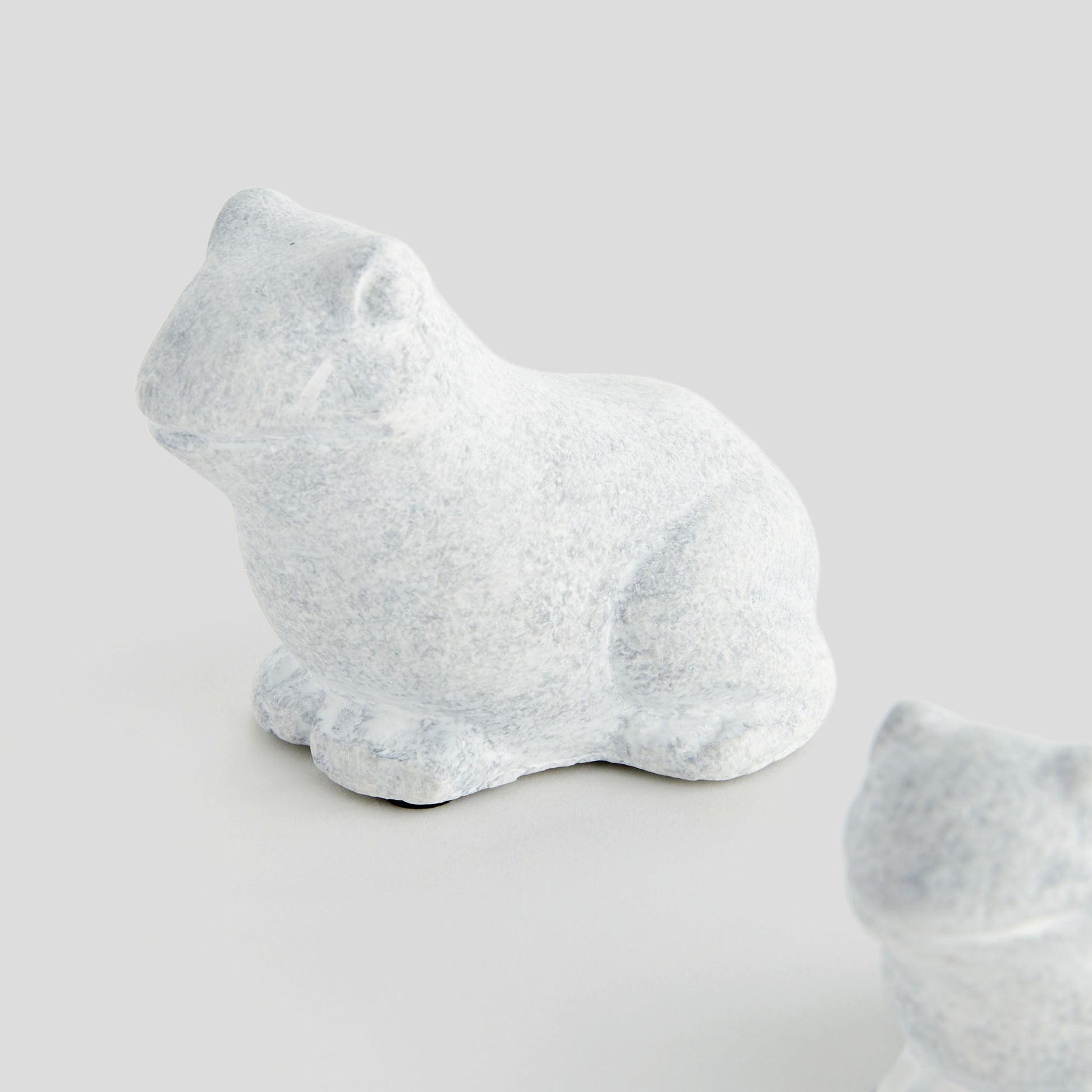 Whitewash concrete frog sculptures (set of 2) - stylish home accent (Image4).