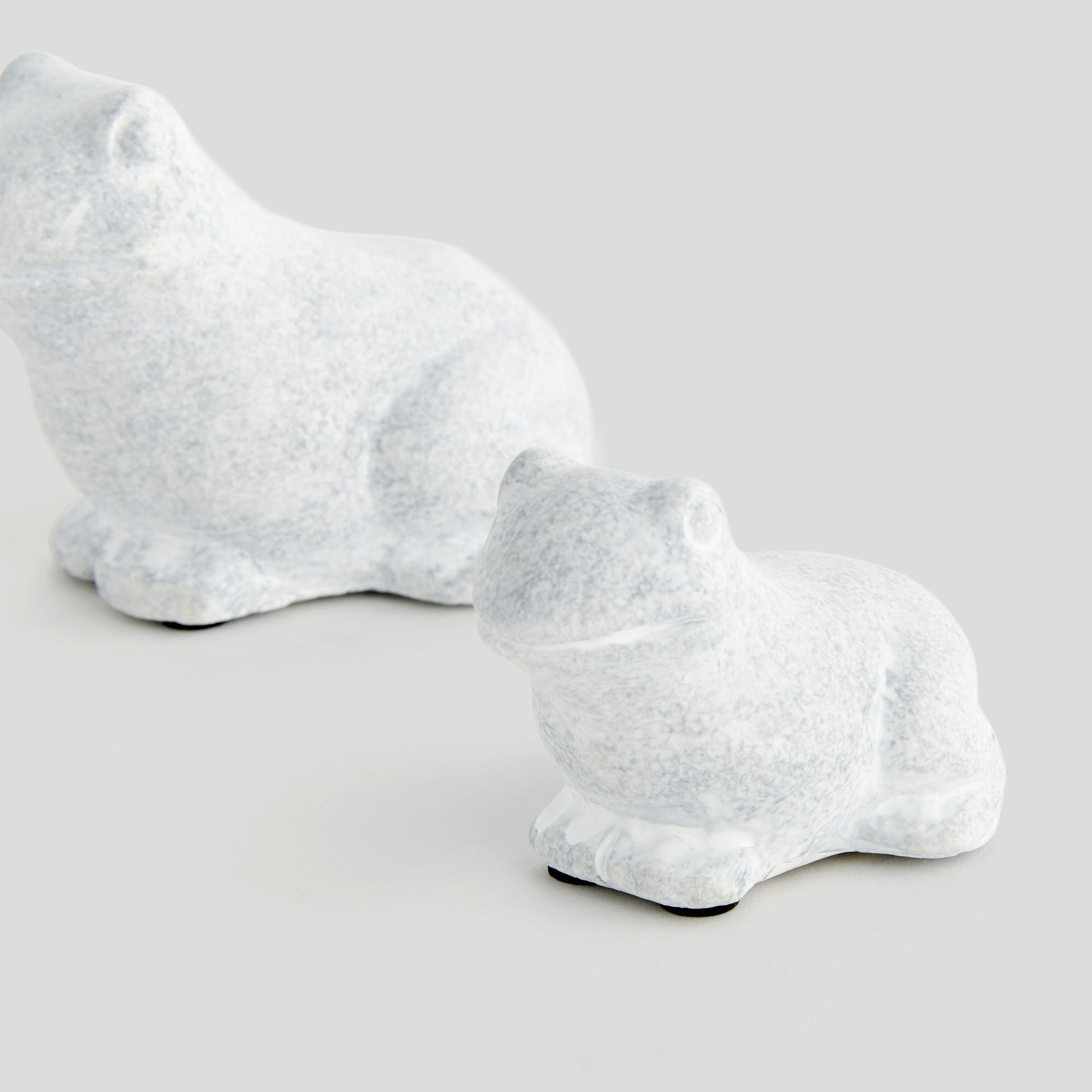 Whitewash concrete frog sculptures (set of 2) - stylish home accent (Image5).