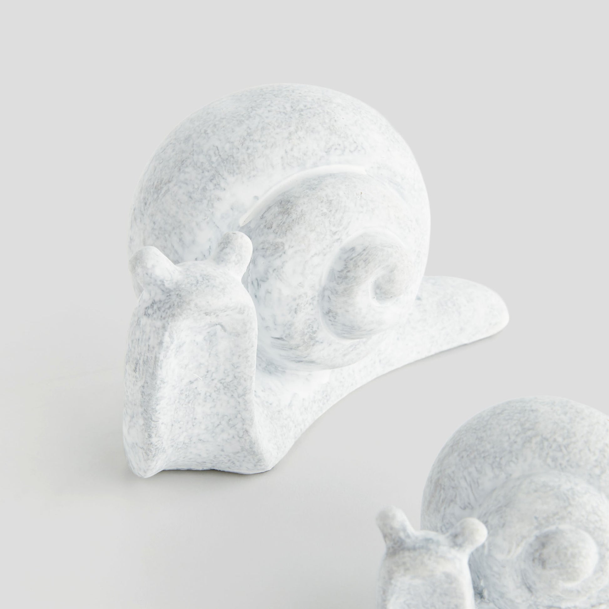 Whitewash concrete snail sculpture (set of 2) - stylish home accent (Image2).