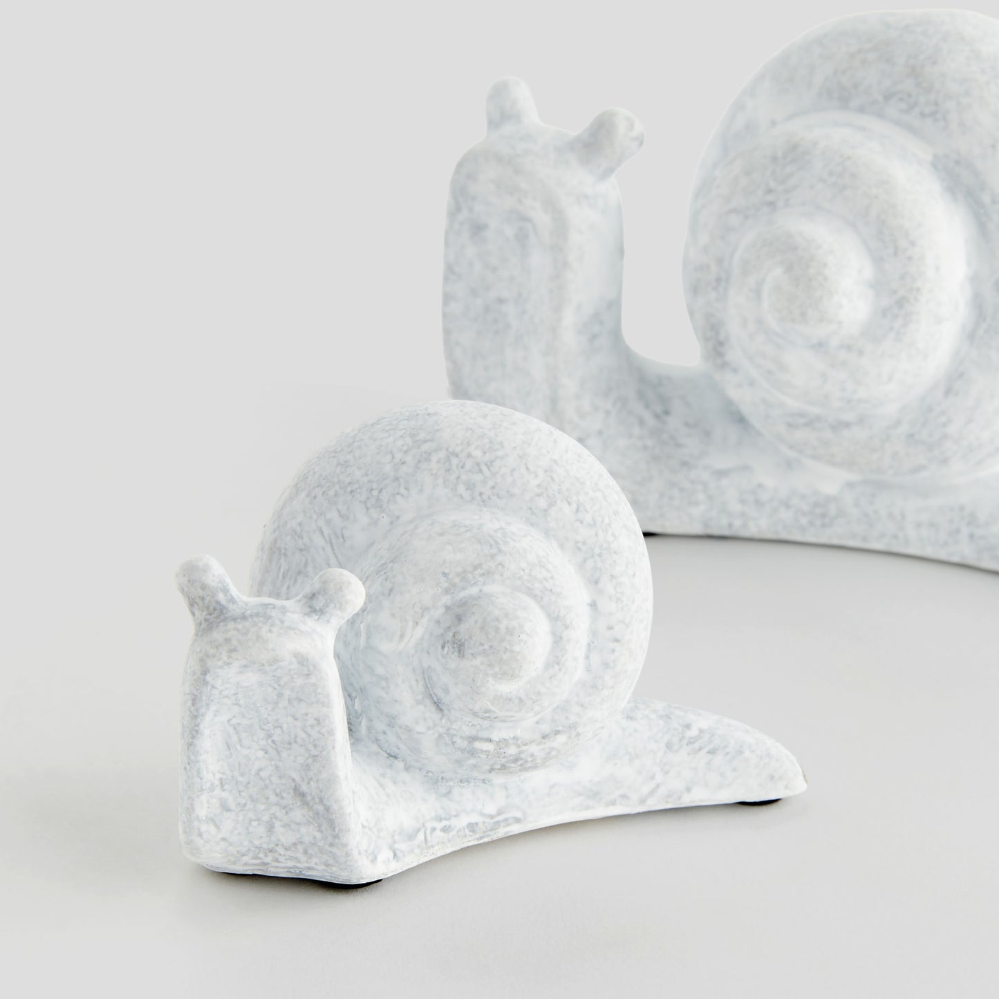Whitewash concrete snail sculpture (set of 2) - stylish home accent (Image4).
