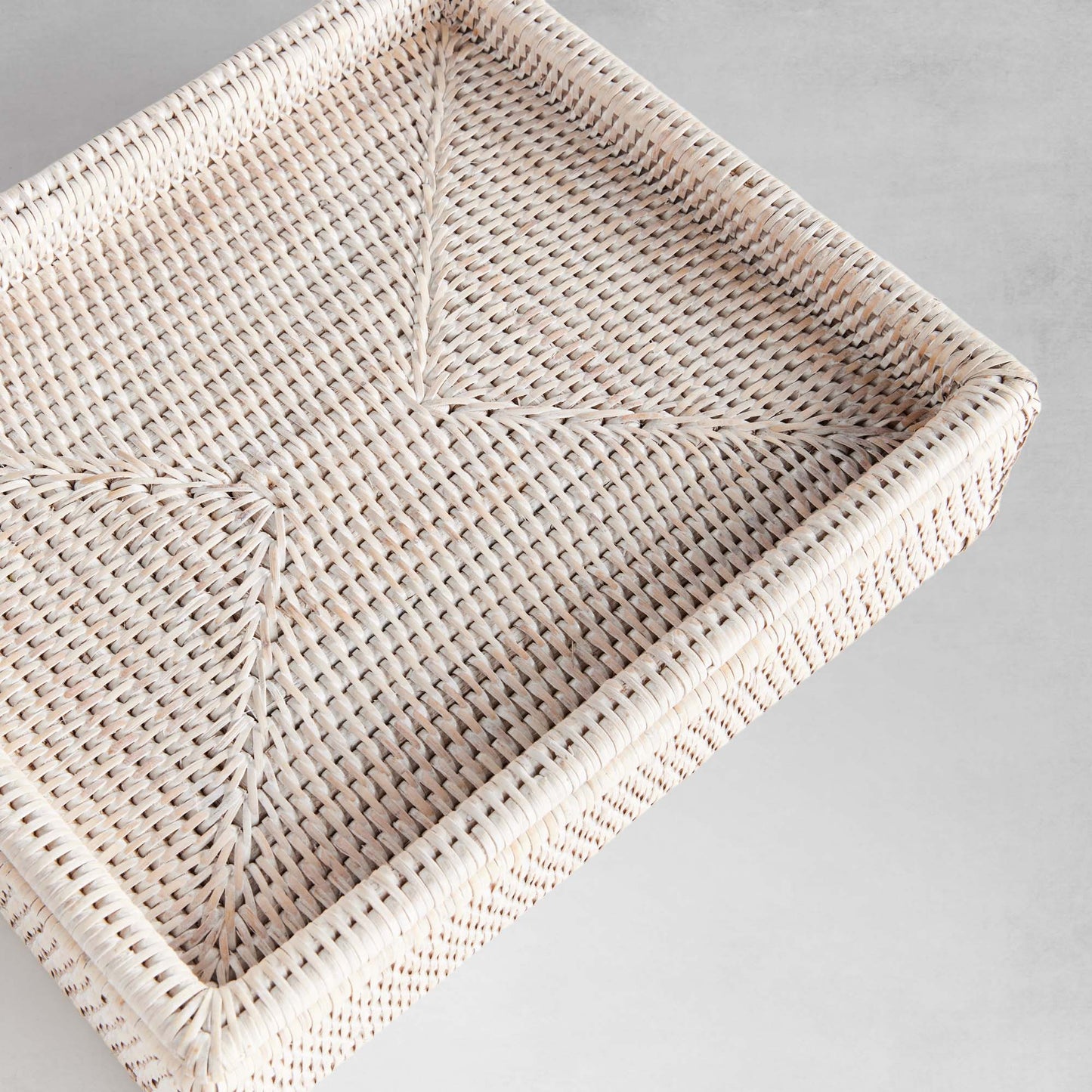 Whitewash rattan lidded letter box - stylish home accent (Image3).