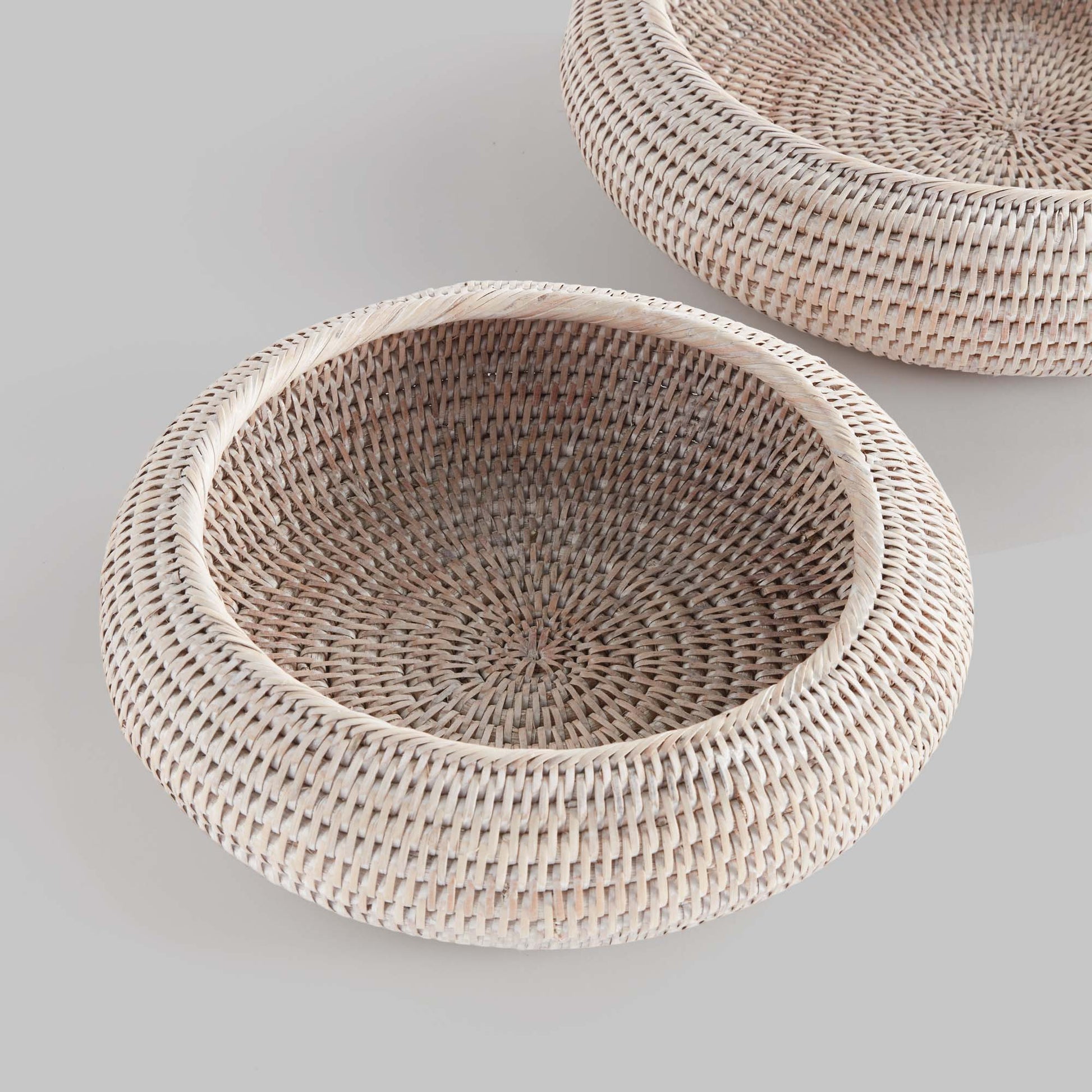 Whitewash rattan shallow bowls (set of 2) - stylish home accent (Image3).