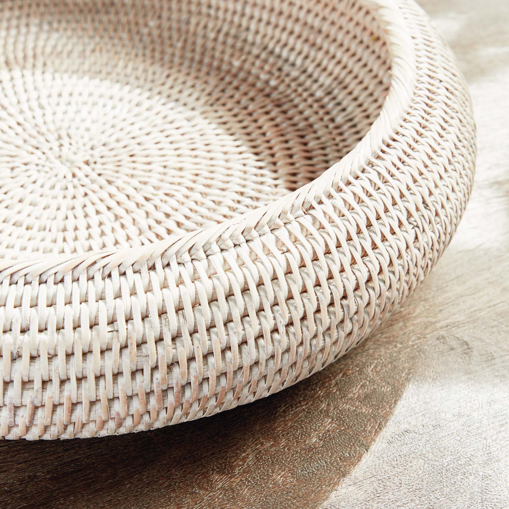 Whitewash rattan shallow bowls (set of 2) - stylish home accent (Image4).
