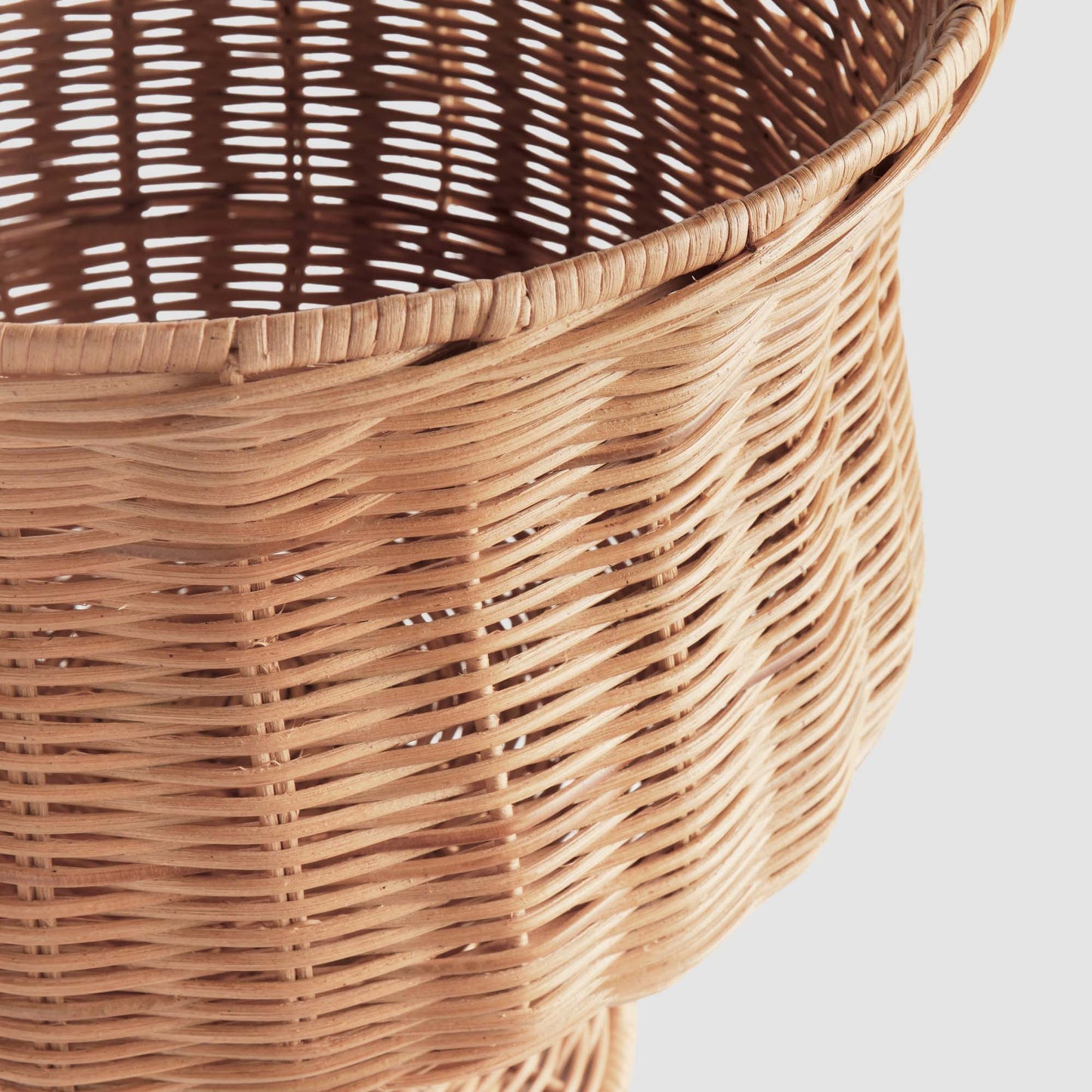 Wide rattan footed urn - stylish home accent (Image2).