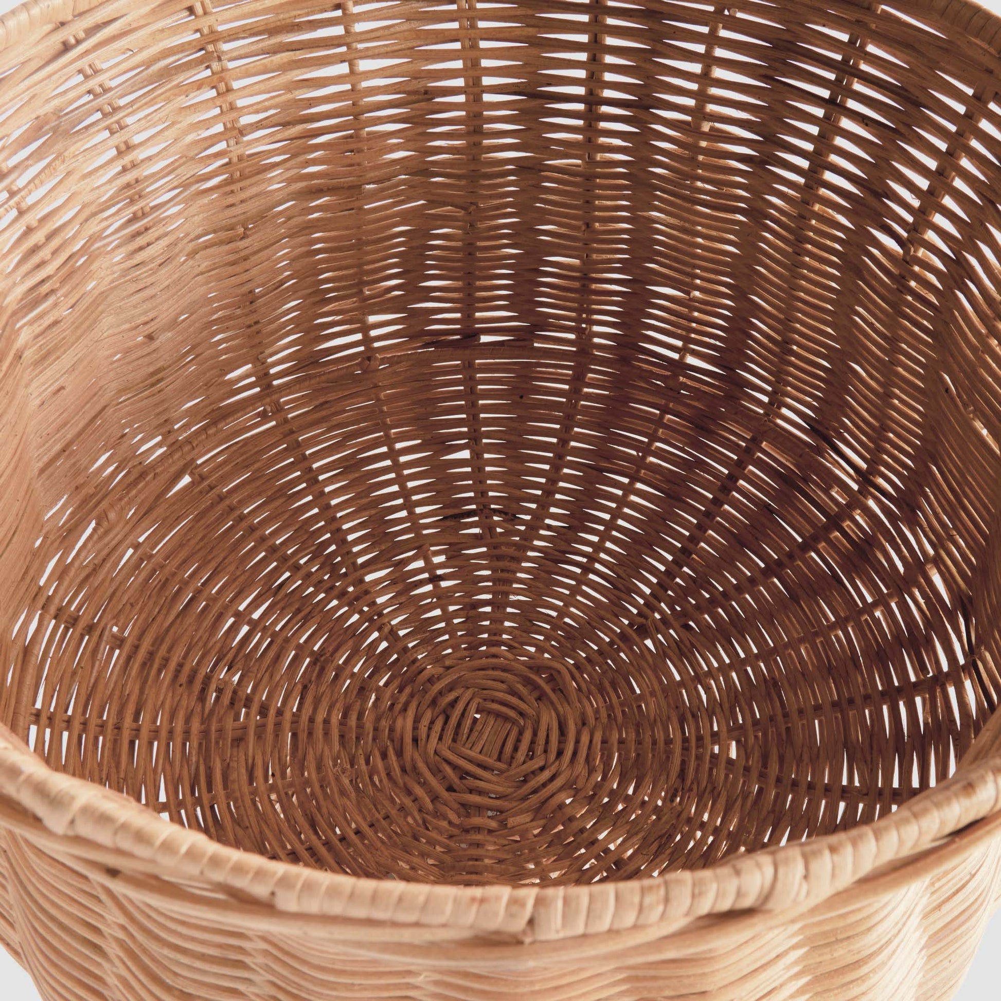 Wide rattan footed urn - stylish home accent (Image4).