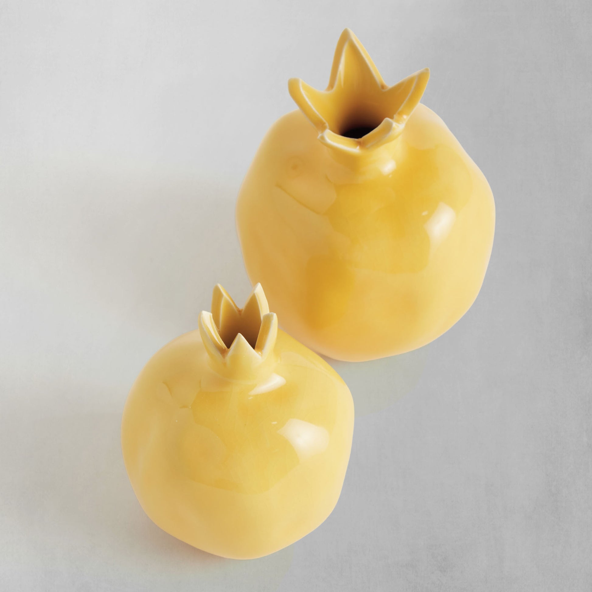 Yellow glazed ceramic bud vases (set of 2) - stylish home accent (Image2).