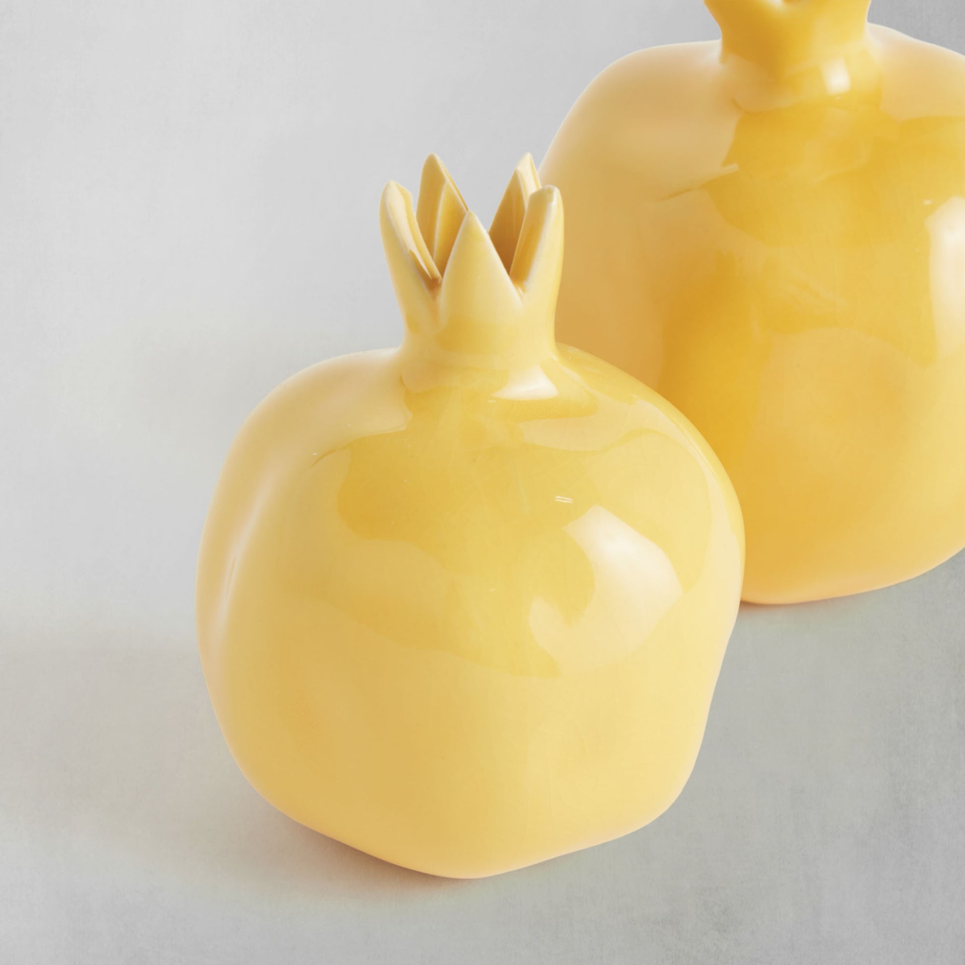 Yellow glazed ceramic bud vases (set of 2) - stylish home accent (Image3).